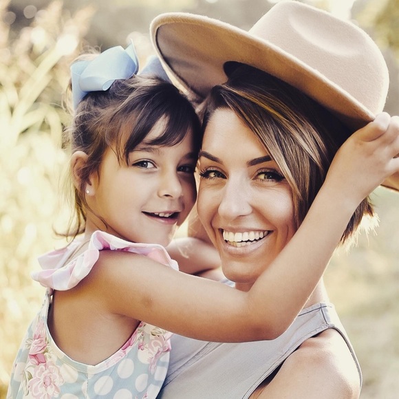 Meet your Posher, Mandi - Picture 2 of 2